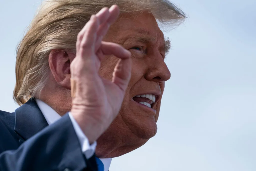 The New York Times reports that the Trump administration gave wealthy investors a private warning about the toll the COVID pandemic would take. Regular Americans were told that the pandemic would just go away.