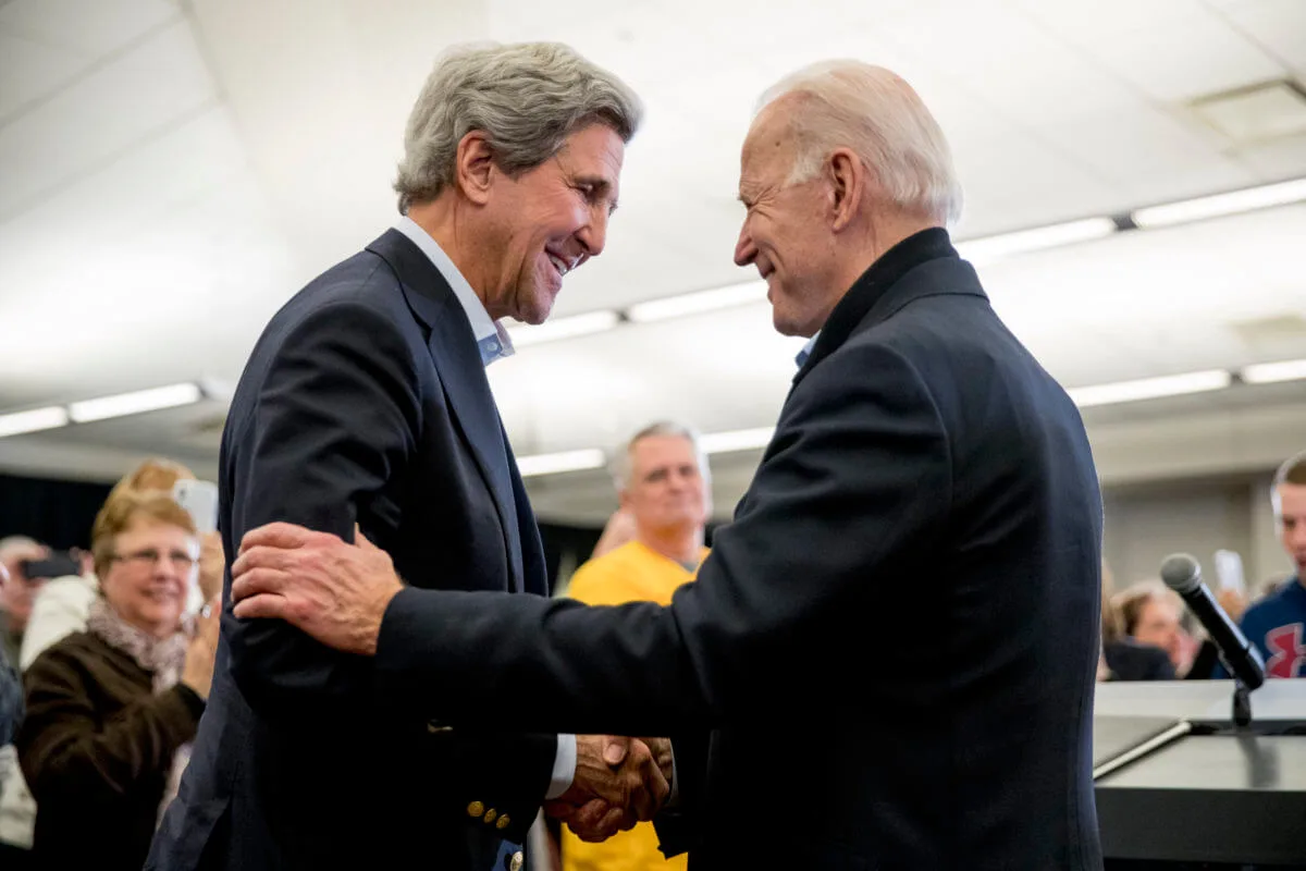 John Kerry shakes hands with Joe Biden
