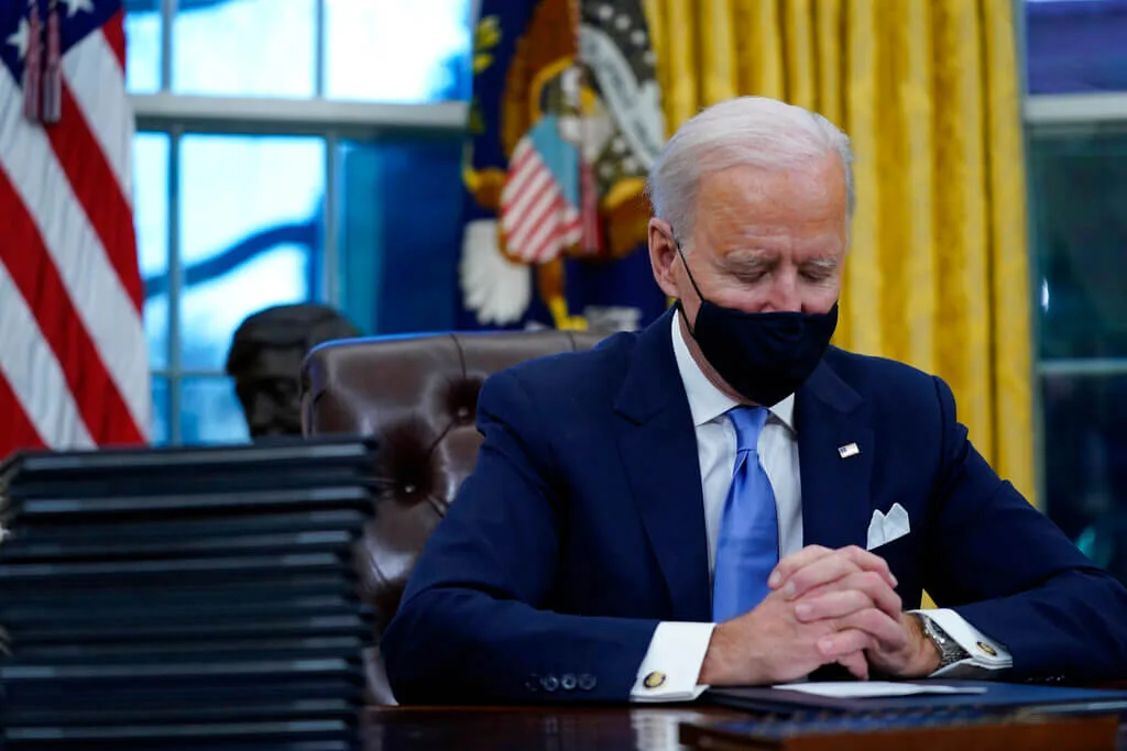 Biden signs executive orders dismanting the 1776 Commission and report