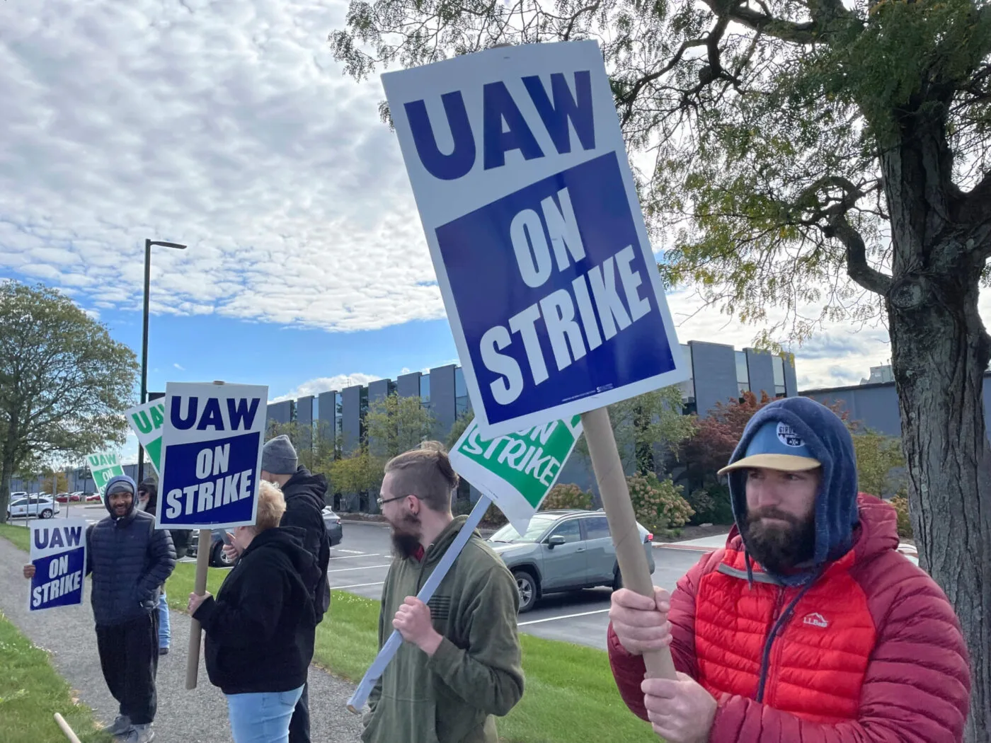 Pennsylvania Workers at Mack Trucks Reject Contract and Join the Thousands of UAW Picketers Already on Strike
