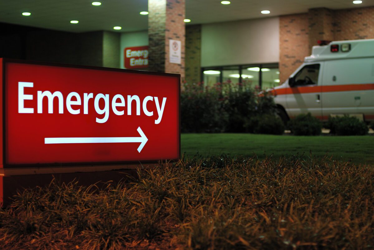 Emergency room entrance sign with ambulance Emergency room entrance at night with ambulance.
