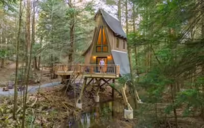 10 cozy waterfront cabins to book in Pennsylvania this fall & winter