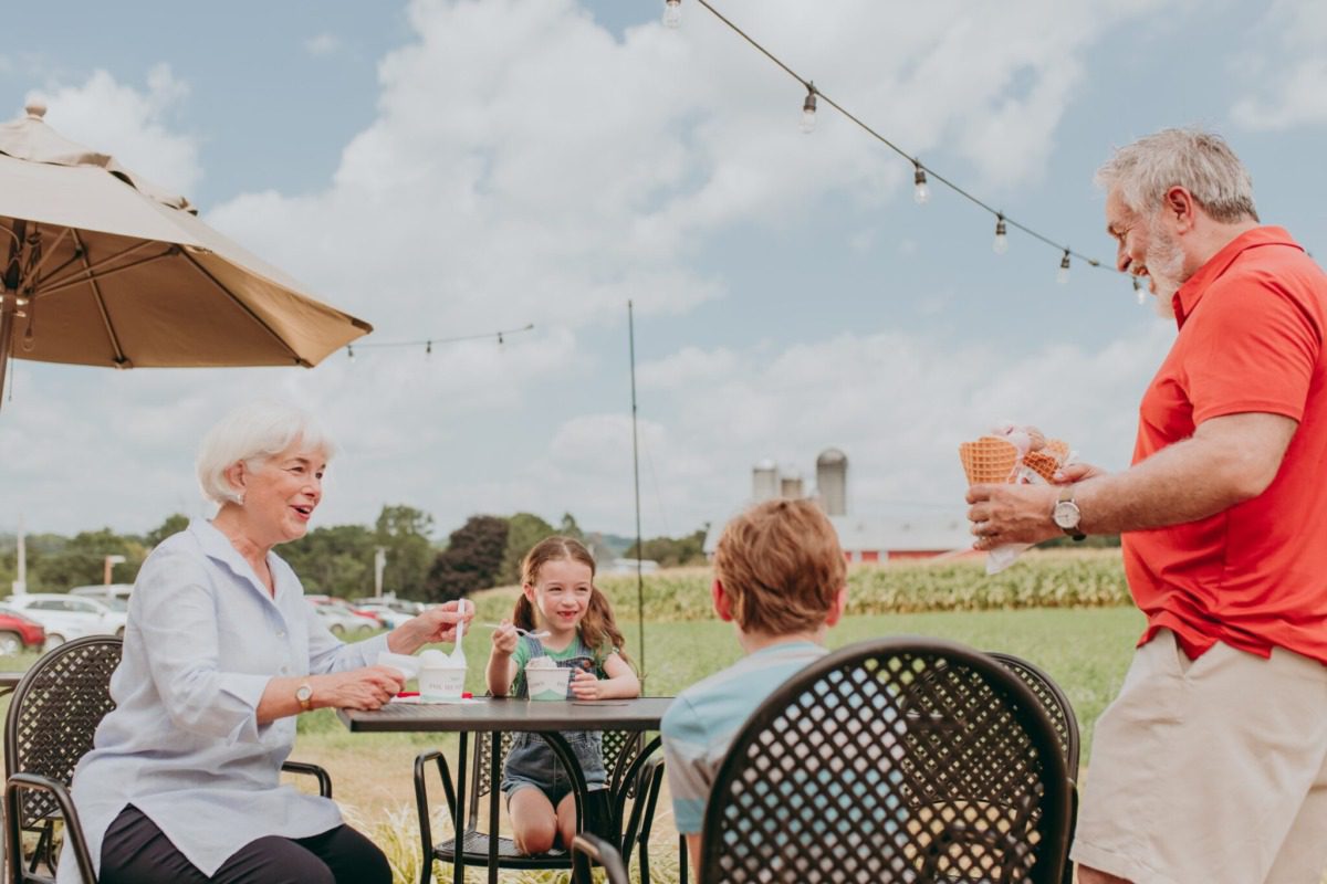 fox-meadows-creamery-farm-to-table-1-2048×1365 family enjoying Pennsylvania ice cream together outside