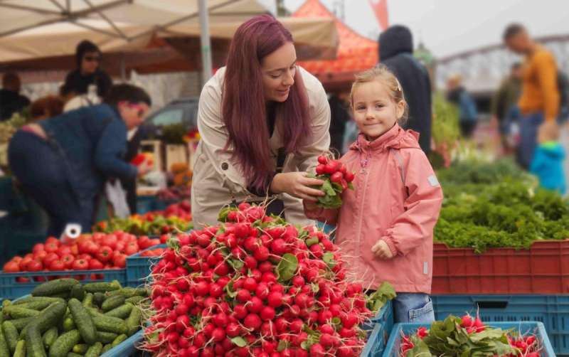 mom and daughter look at strawberries at a Pittsburgh farmers market