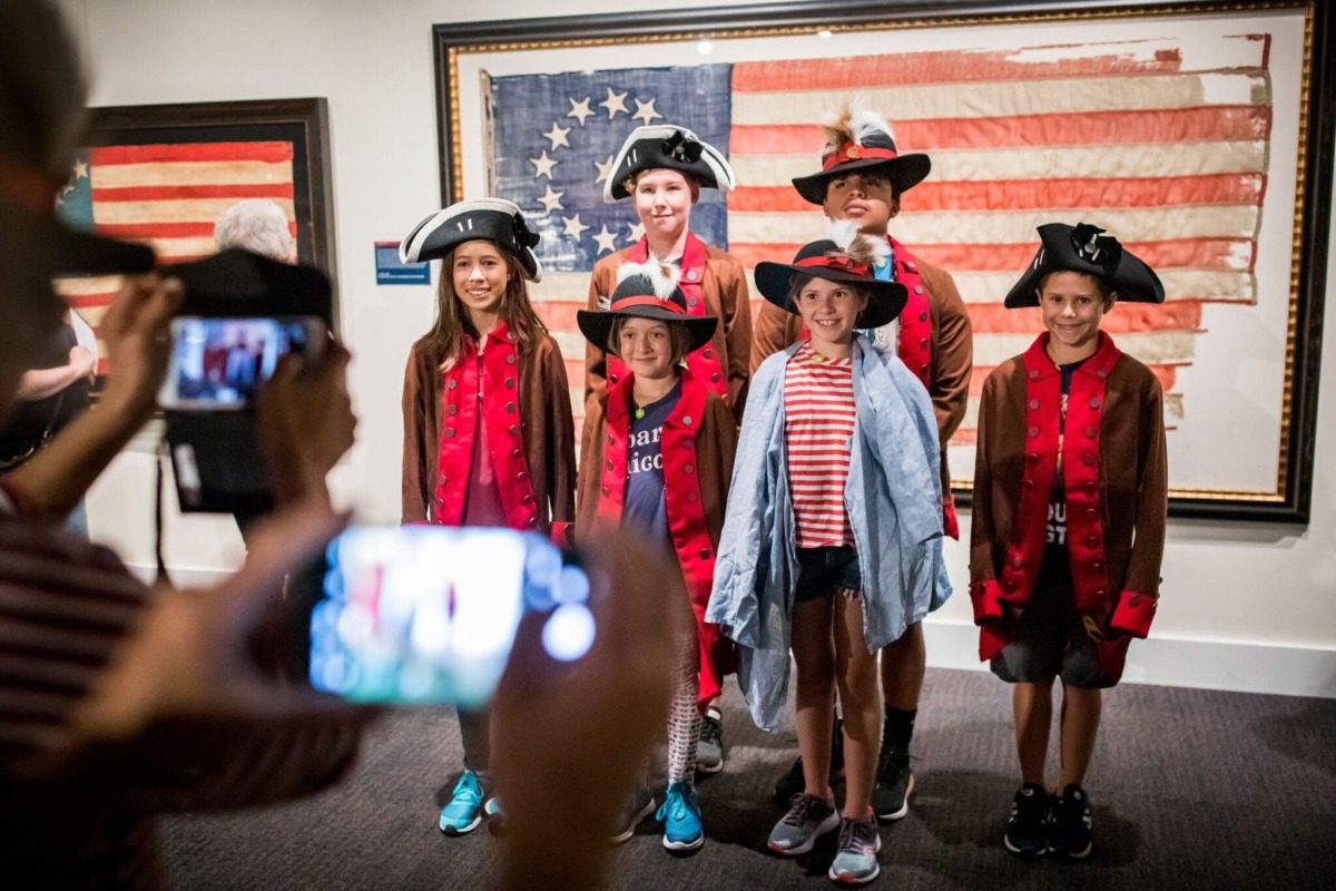 museum-of-the-american-revolution-2048×1365-min a family inside the museum of the american revolution