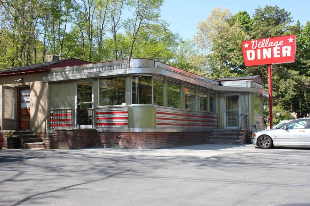 Many of these diners are still serving up comfort food today, whether in their original historic buildings or in modern spots that capture the same friendly, hometown magic of the classic American diner.