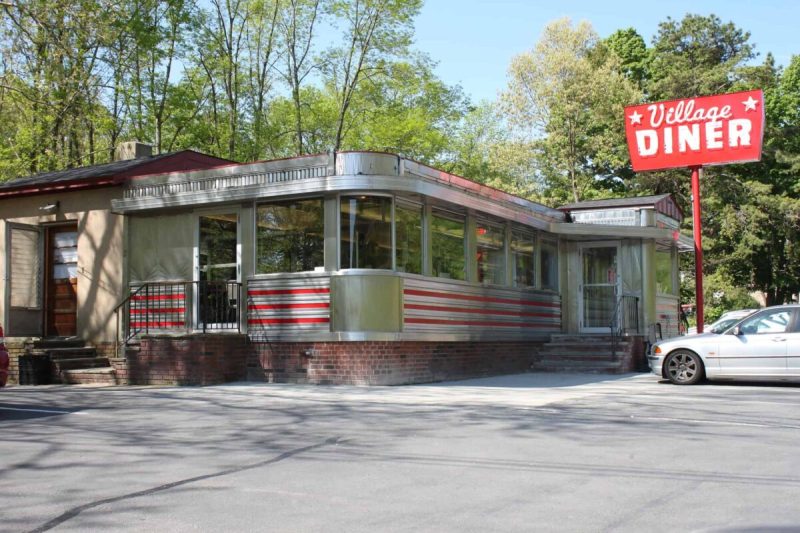 Many of these diners are still serving up comfort food today, whether in their original historic buildings or in modern spots that capture the same friendly, hometown magic of the classic American diner.