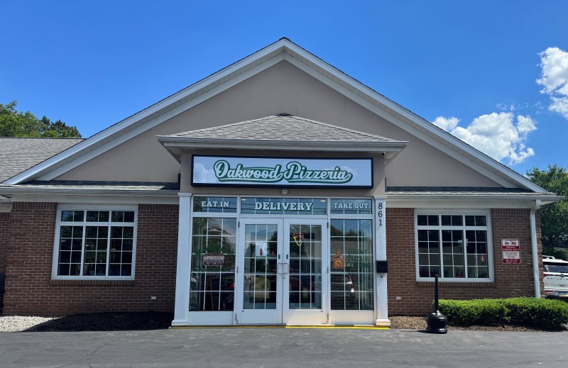 Oakwood Pizzeria opens to enthusiastic east Erie crowd